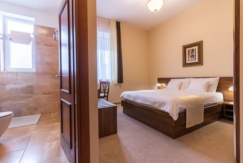 Hotel Maroon