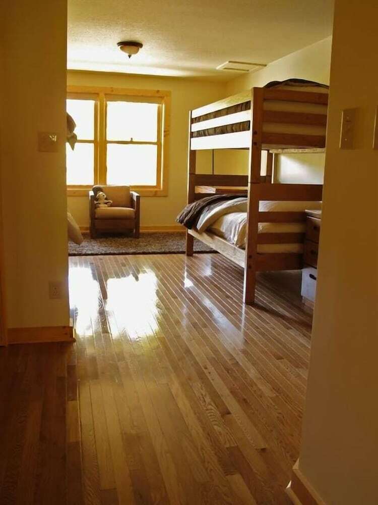 Whipkins Cove Beautiful 3 Bd Lakefront Getaway