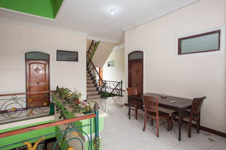 Hotel Reddoorz @ Genteng Surabaya 2