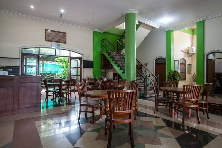 Hotel Reddoorz @ Genteng Surabaya 2