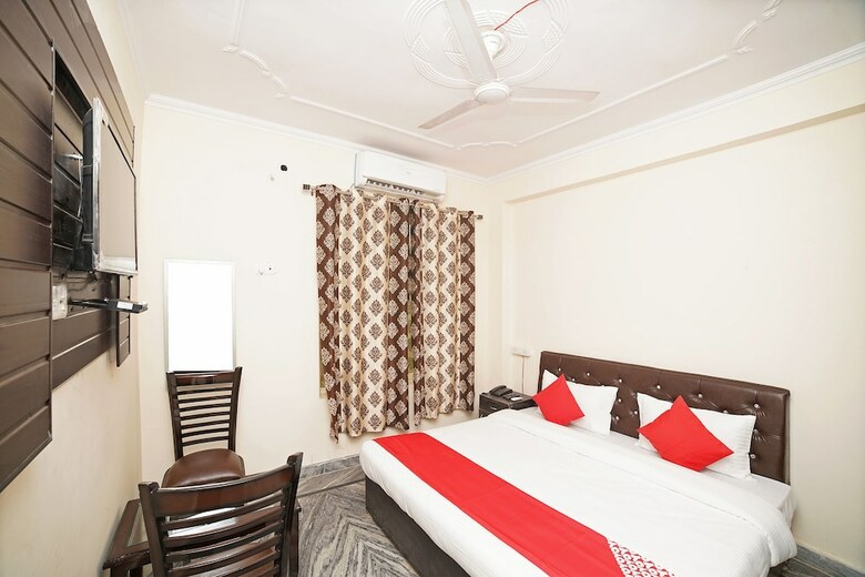 Oyo 30480 Hotel Mohan Palace