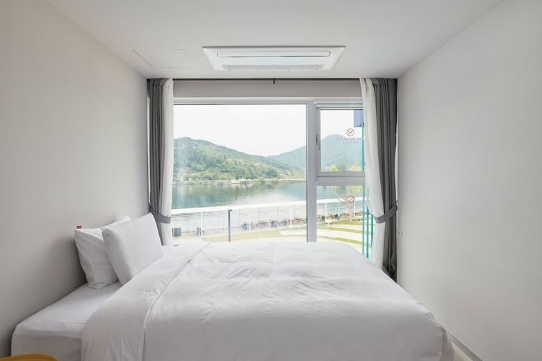 Parotia Hotel