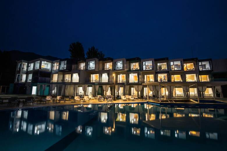 Parotia Hotel