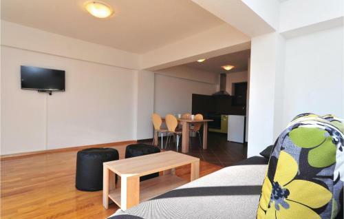 Two-bedroom Apartment In Bilice