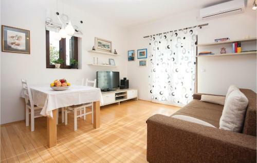 Three-bedroom Apartment In Brodarica