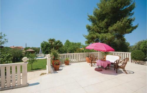 Three-bedroom Apartment In Brodarica