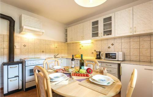 Two-bedroom Holiday Home In Slivno