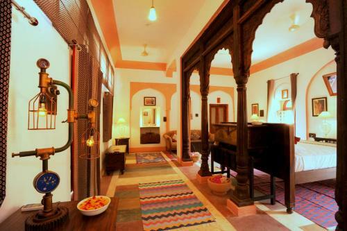 Hotel Rambihari Palace
