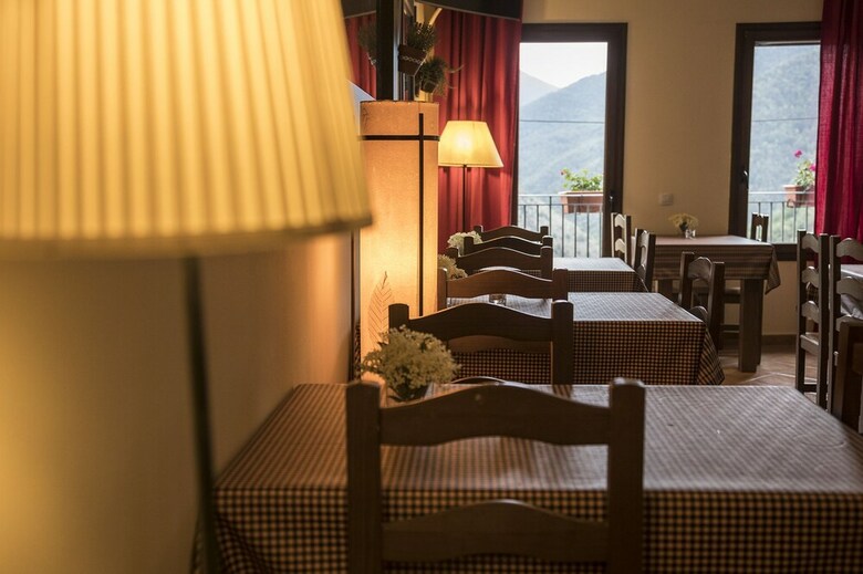 Hostal Abad�a de Montenartr� - Hostel