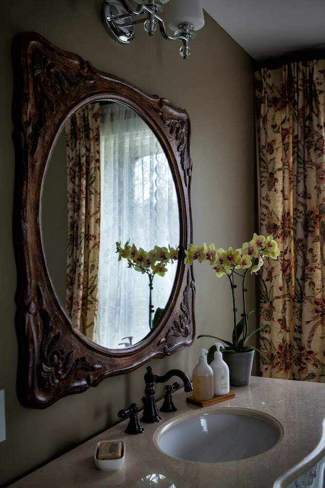 Maplehurst Manor Bed And Breakfast