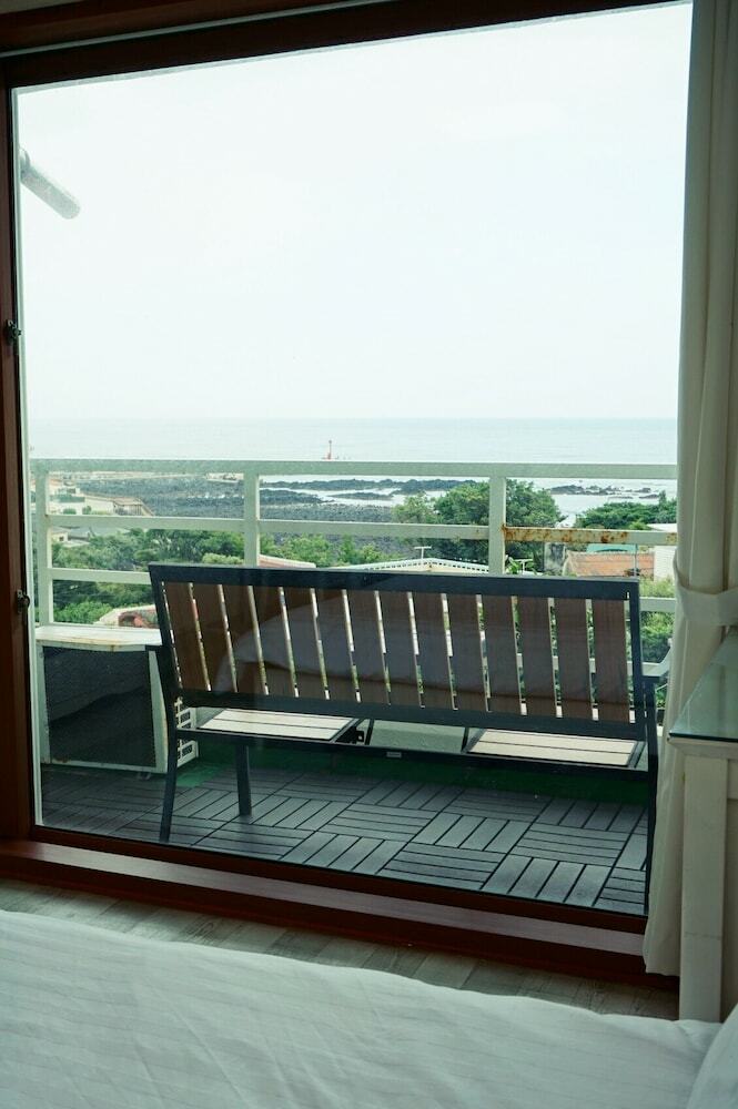 Jeju At The Beach Pension