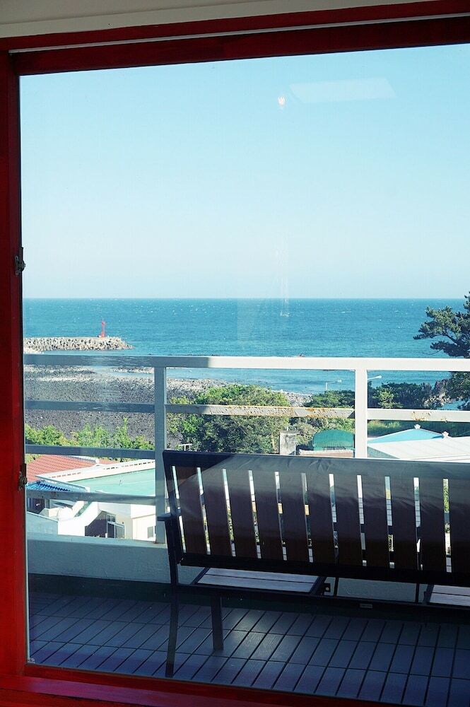 Jeju At The Beach Pension