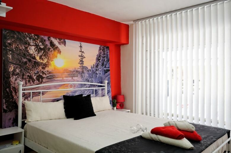 Aparthotel Santorini Style Honeymoon Apartments