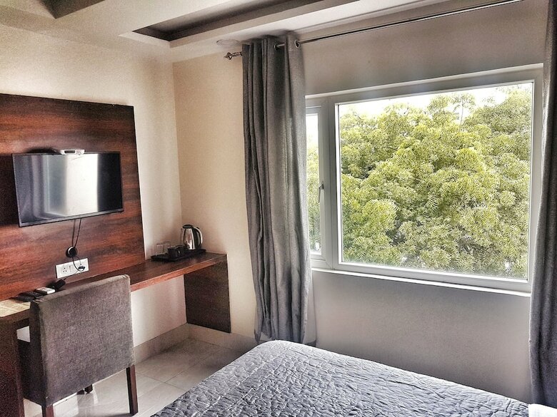 Hotel Aerocity Purple Orchid