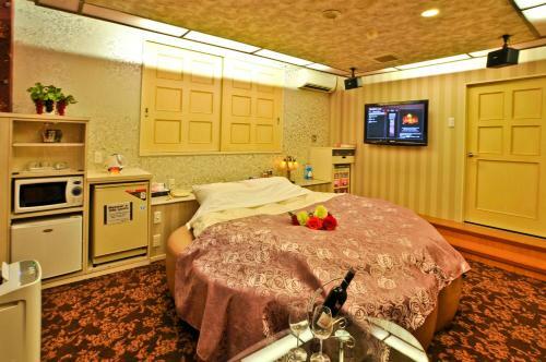 Hotel Omochabako (Love Hotel)