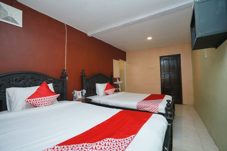 Hostal Oyo 927 Carina Hotel