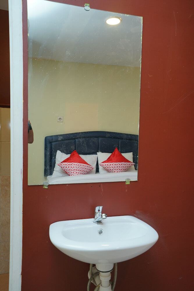Hostal Oyo 927 Carina Hotel