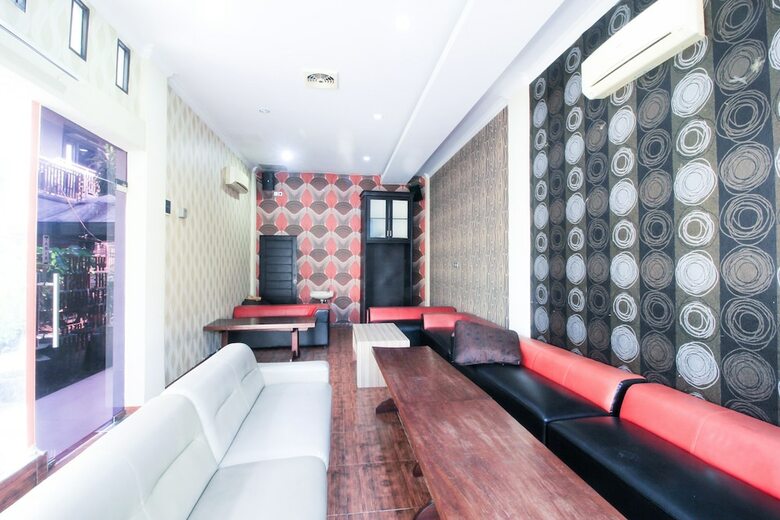 Hostal Oyo 1227 Variz Homestay