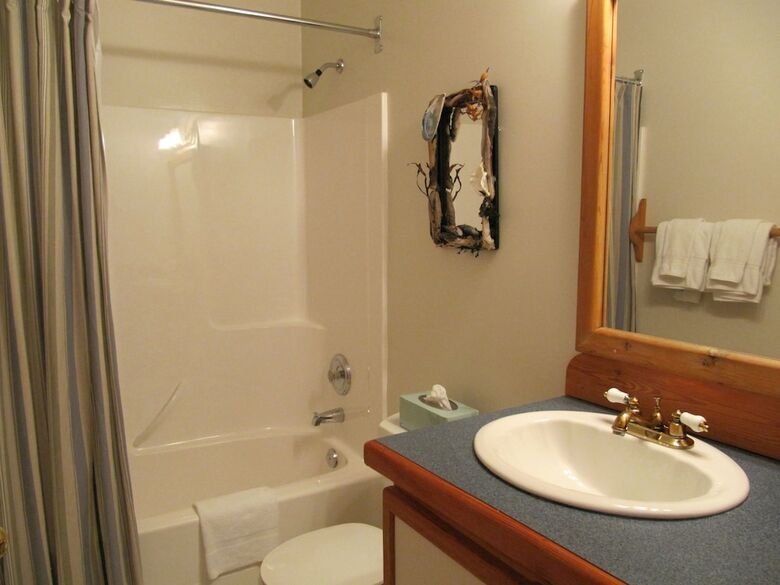 Cabana Arbutus Cove Guesthouse