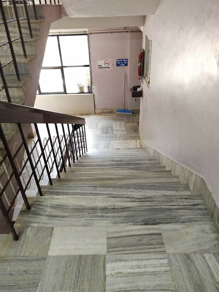 Iroomz Hotel Abhiman