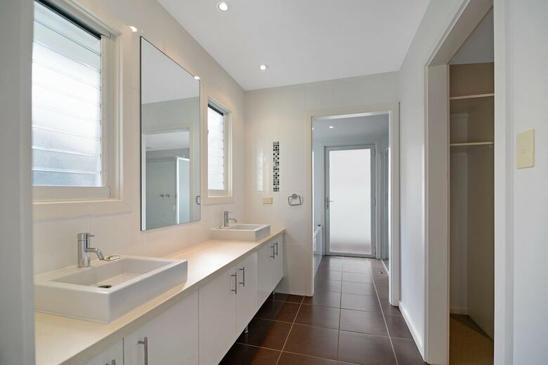 Sea Splash 75 Lorikeet Drive