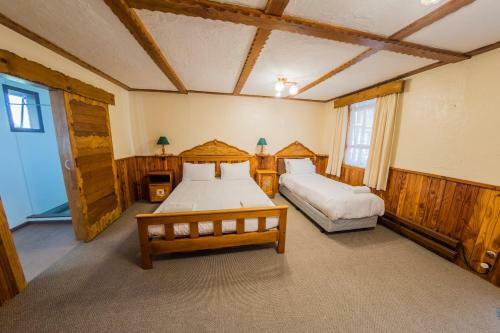 Hotel Dawson Falls Mountain Lodge