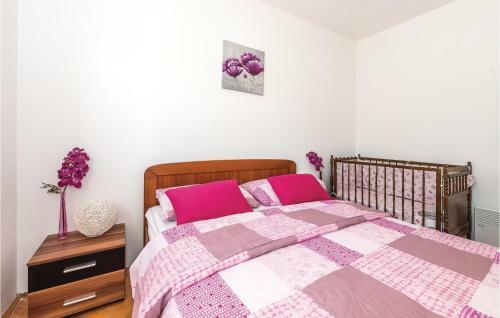 Three-bedroom Holiday Home In Unesic