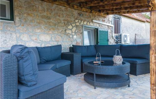 Three-bedroom Holiday Home In Unesic