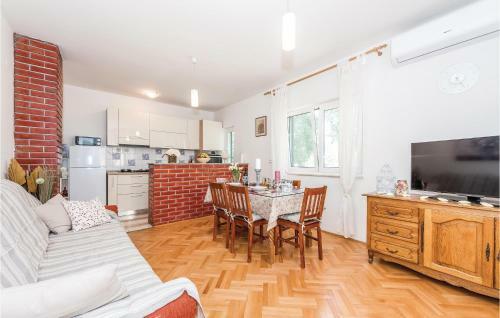 Three-bedroom Holiday Home In Unesic