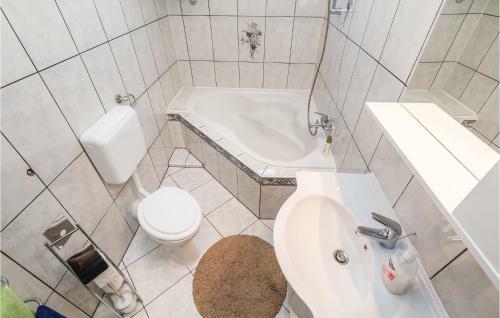 Two-bedroom Apartment In Viskovo