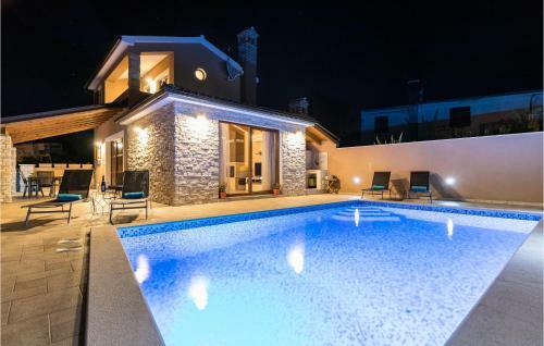 Two-bedroom Holiday Home In Pula