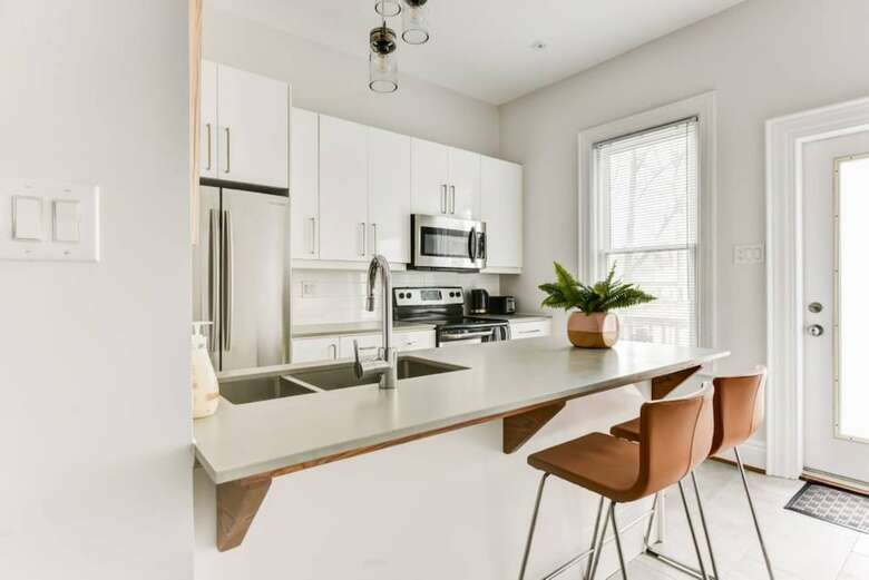 Bright And Modern Apartment In Downtown Toronto