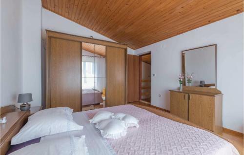 Two-bedroom Apartment In Rakalj