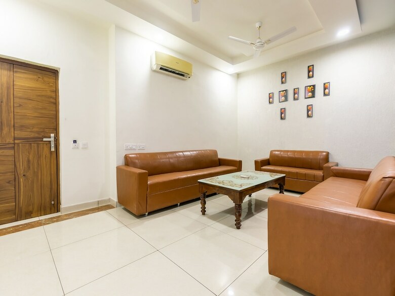 Oyo 42749 Hotel Crown