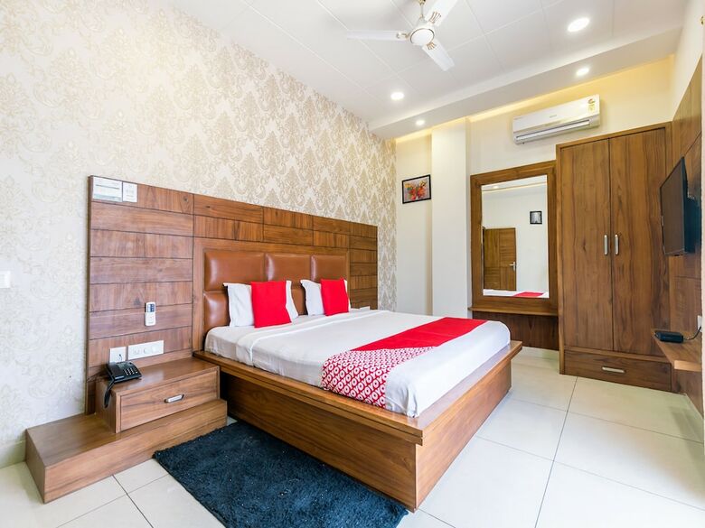 Oyo 42749 Hotel Crown