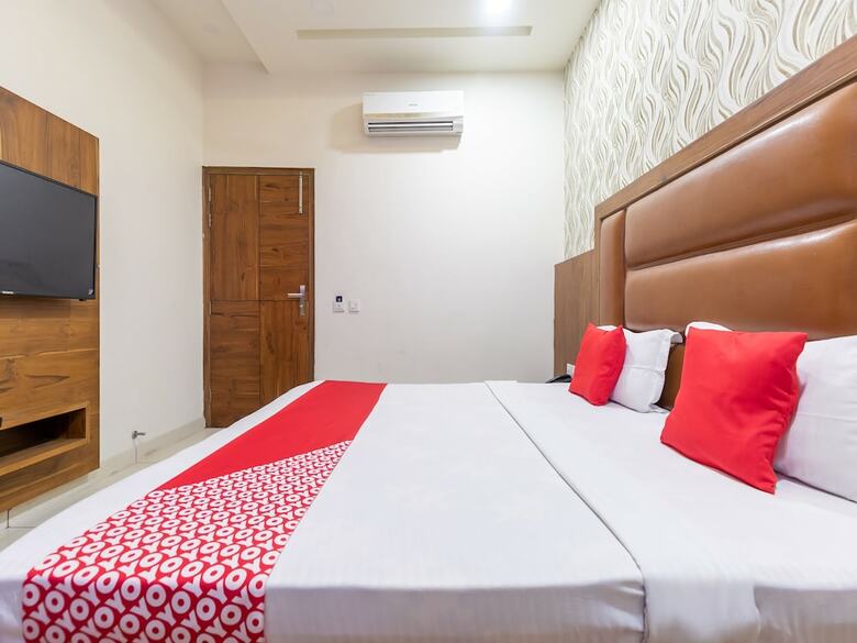 Oyo 42749 Hotel Crown