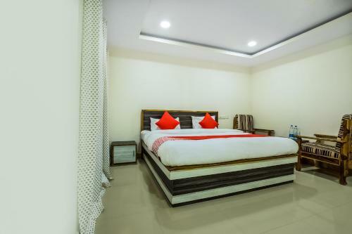 Oyo 12973 Hotel Crystal