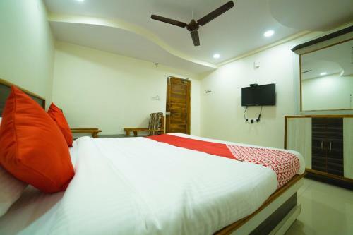 Oyo 12973 Hotel Crystal
