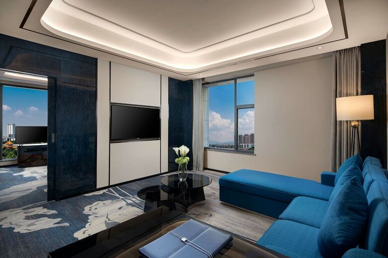Hotel Ramada By Wyndham Mengzi Suites