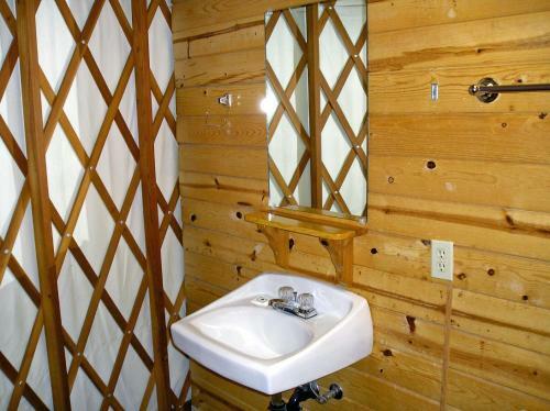Yosemite Lakes Meadow Yurt 19