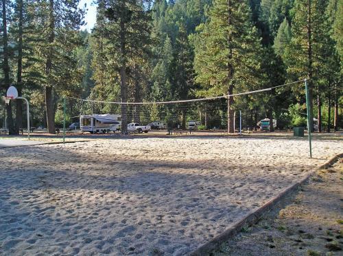 Yosemite Lakes Bunkhouse Cabin 34
