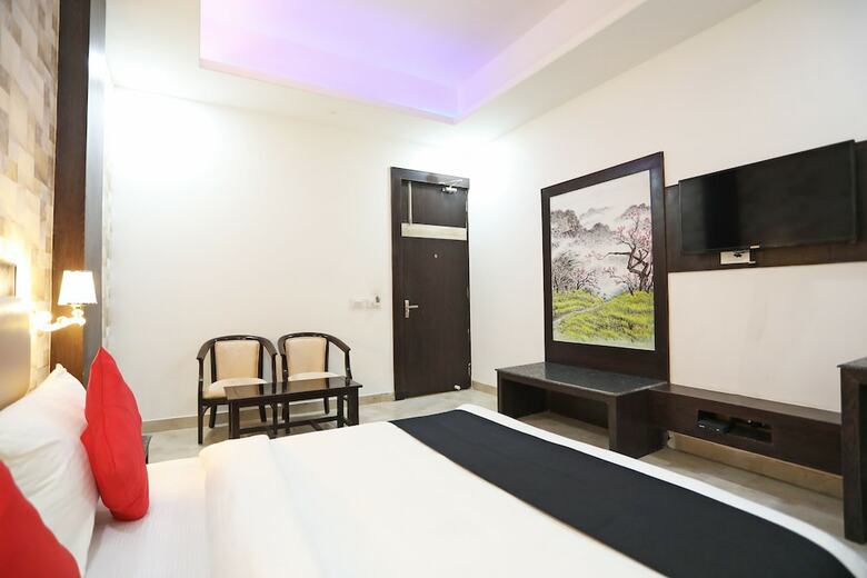 Capital O 49212 Hotel Dell Inn