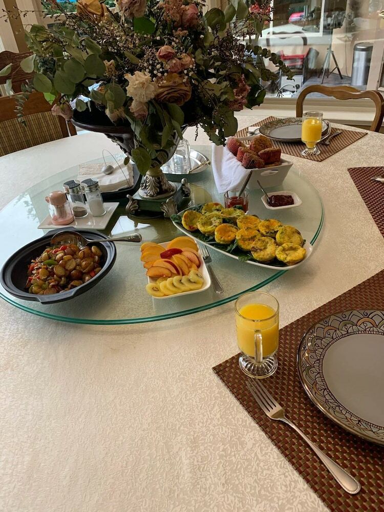 Cedar Manor Bed And Breakfast
