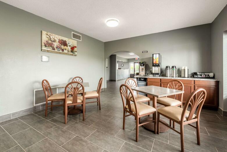 Motel Econo Lodge Inn & Suites