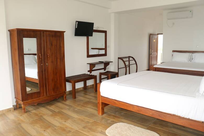 Hotel Chaaya Inn