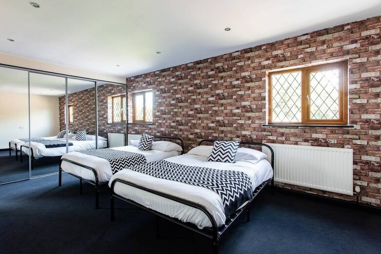 4 Bed House With Swimming Pool And Sauna
