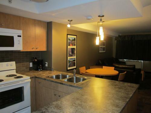 Hotel Woodlands Inn & Suites