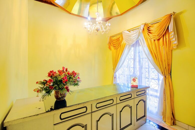 Hostal Oyo 1770 Hotel Mawar Saron 2