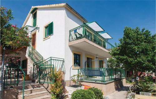 Three-bedroom Apartment In Pirovac