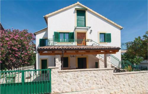 Three-bedroom Apartment In Pirovac